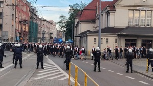 Policjanci zabezpieczają przejście kibiców na stadion