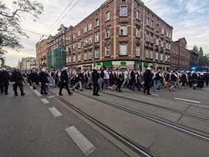 Policjanci w trakcie przemarszu z kibicami na stadion miejski w Chorzowie