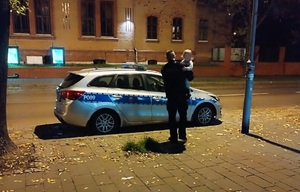 Policjant trzymający na rękach dziecko