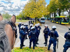 Policjanci zabezpieczają przyjęcie kibiców gości