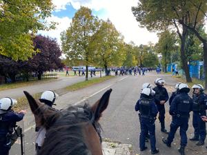 Policjanci zabezpieczają migrację kibiców