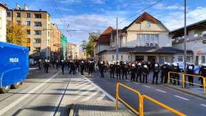 Policjanci zabezpieczają rejon dworca kolejowego