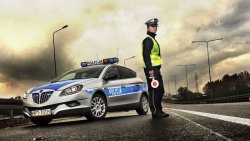 Policjant przy radiowozie