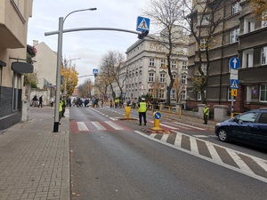 Uczniowie II Liceum Ogólnokształcącego w Chorzowie, oraz służby mundurowe dbają o bezpieczeństwo w rejonie cmentarza.