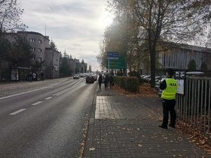 Policjantka patroluje obszar wokół cmentarza