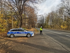 Policjant drogówki kontrolujący prędkość