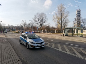 Patrol policji zabezpieczający początek biegu