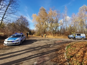 Uczniowie oraz służby zabezpieczają trasę biegu.