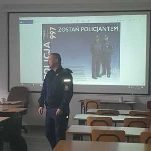 Policjant w trakcie prelekcji