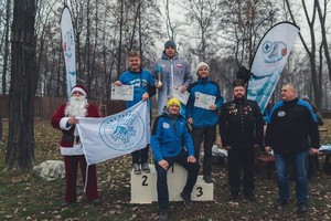 Zdjęcie przedstawia uczestników zawodów stojących na podium