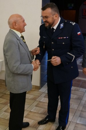 Zdjęcie przedstawia Komendanta Miejskiego oraz jednego z policyjnych emerytów.
