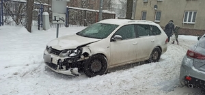 Zdjęcie przedstawia pojazd biorący udział w zdarzeniu drogowym