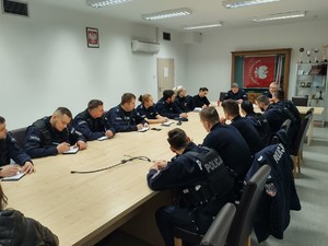 Zdjęcie przedstawia policjantów podczas odprawy do służby