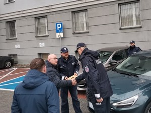 Zdjęcie przedstawia przekazanie kluczyków policjantom