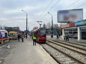 Zdjęcie przedstawia miejsce tramwaj oraz służby w miejscu wypadku.