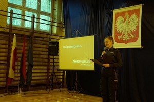 Zdjęcie przedstawia policjantkę, prowadzącą spotkanie