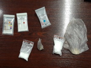 Zdjęcie przedstawia narkotyki znalezione w mieszkaniu oraz testery narkotykowe