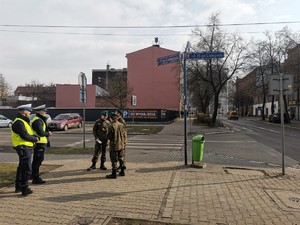 Zdjęcie przedstawia policjantów oraz uczniów II Liceum patrolujących ulice