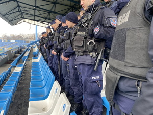 Zdjęcie przedstawia policjantów podczas ćwiczeń