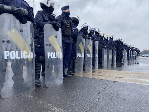 Zdjęcie przedstawia policjantów podczas ćwiczeń