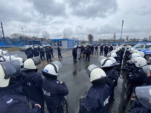 Zdjęcie przedstawia policjantów podczas ćwiczeń