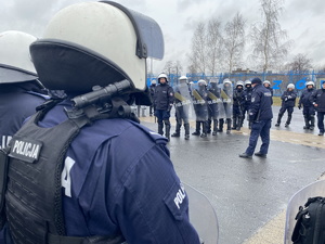 Zdjęcie przedstawia policjantów podczas ćwiczeń