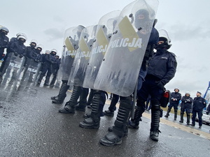 Zdjęcie przedstawia policjantów podczas ćwiczeń