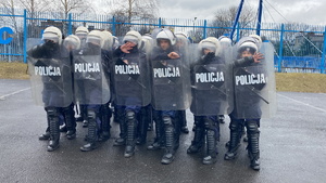 Zdjęcie przedstawia policjantów podczas ćwiczeń