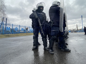 Zdjęcie przedstawia policjantów podczas ćwiczeń