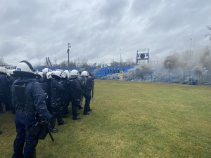 Zdjęcie przedstawia policjantów podczas ćwiczeń