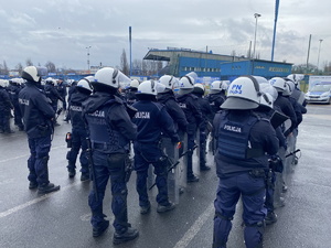 Zdjęcie przedstawia policjantów podczas ćwiczeń