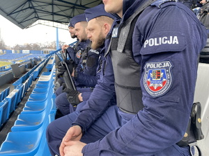 Zdjęcie przedstawia policjantów podczas szkolenia. Na pierwszym planie policjant z Chorzowa