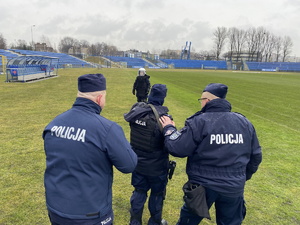 Zdjęcie przedstawia policjantów podczas ćwiczeń