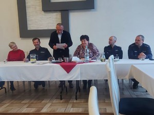 Zdjęcie przedstawia uczestniczących policjantów