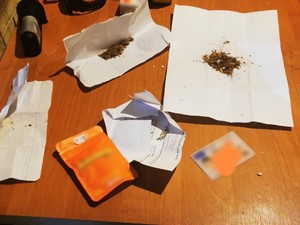 Zdjęcie przedstawia narkotyki znalezione podczas interwencji