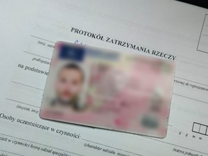 Zdjęcie przedstawia protokół zatrzymania rzeczy oraz podrobione prawo jazdy