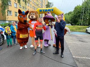 Zdjęcie przedstawia policjanta na starcie wyścigu