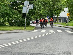 Zdjęcie przedstawia jadących rowerzystów