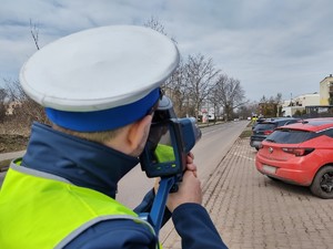 Zdjęcie przedstawia policjanta kontrolującego prędkość