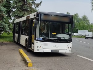 Zdjęcie przedstawia kontrolowany autobus