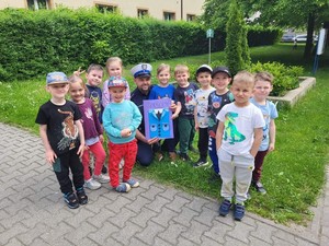 Wspólne zdjęcie dzieci z policjantem