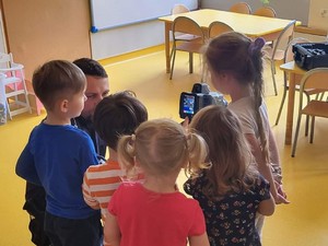 Dzieci oglądają miernik prędkości