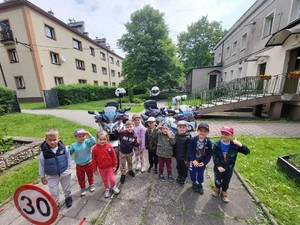 Grupowe zdjęcie dzieci z policjantami
