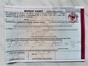 Zdjęcie przedstawia mandat karny