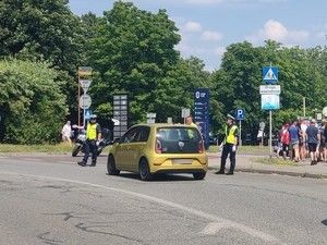 Zdjęcie przedstawia policjantów kierujących ruchem