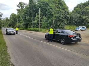 Zdjęcie przedstawia policjantów podczas kontroli trzeźwości