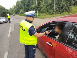 Zdjęcie przedstawia policjantów podczas kontroli trzeźwości