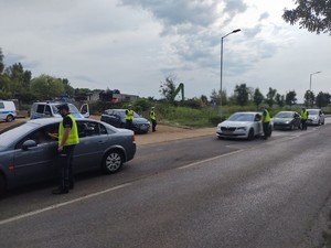 Zdjęcie przedstawia policjantów podczas kontroli trzeźwości