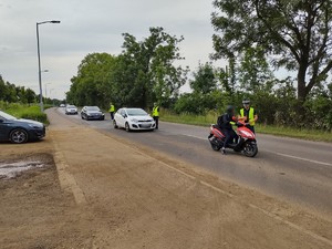 Zdjęcie przedstawia policjantów podczas kontroli trzeźwości