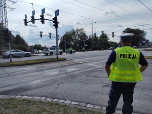 Zdjęcie przedstawia policjantów kierujących ruchem